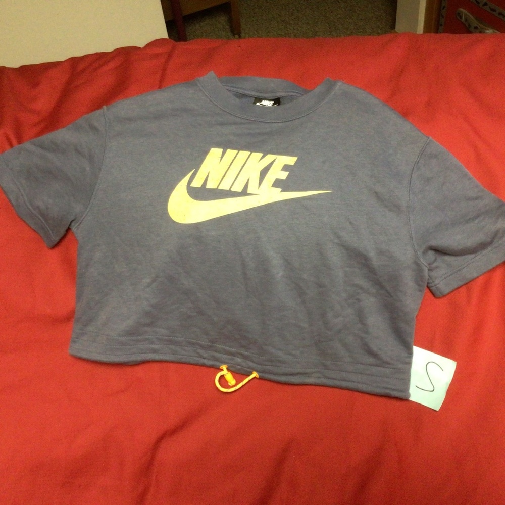 Women’s NIKE crop top